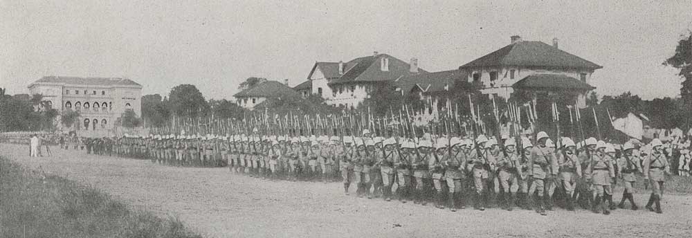Hanoi. — Parade of the 9th Colonial Infantry Regiment. In the background, the Governor-General's Palace. Circa 1929-1930